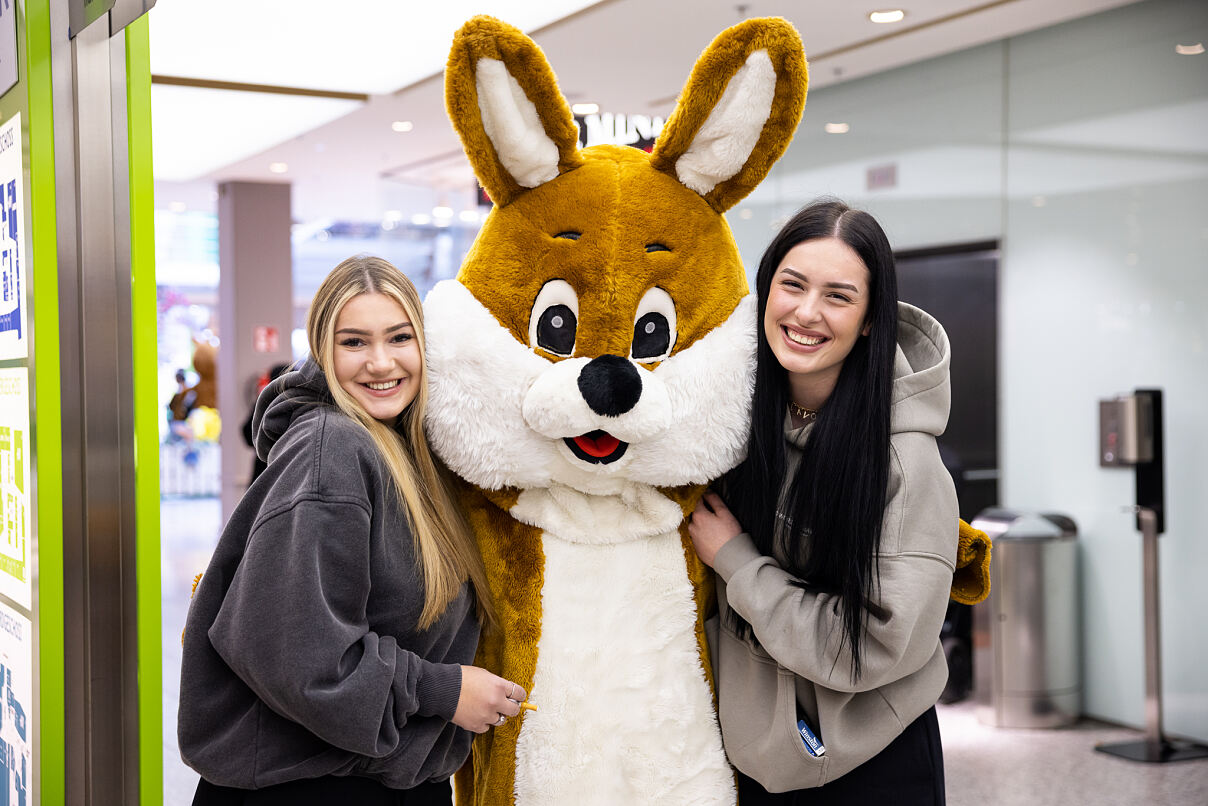SILLPARK – Hopp, Hopp und erwischt. Der Osterhase flankiert von Besucher:innen.