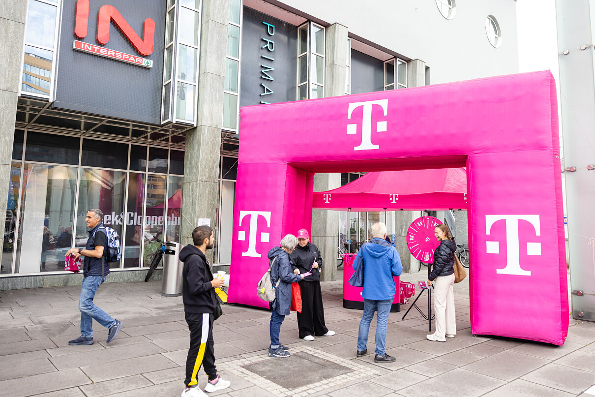 Magenta im SILLPARK am Vorplatz