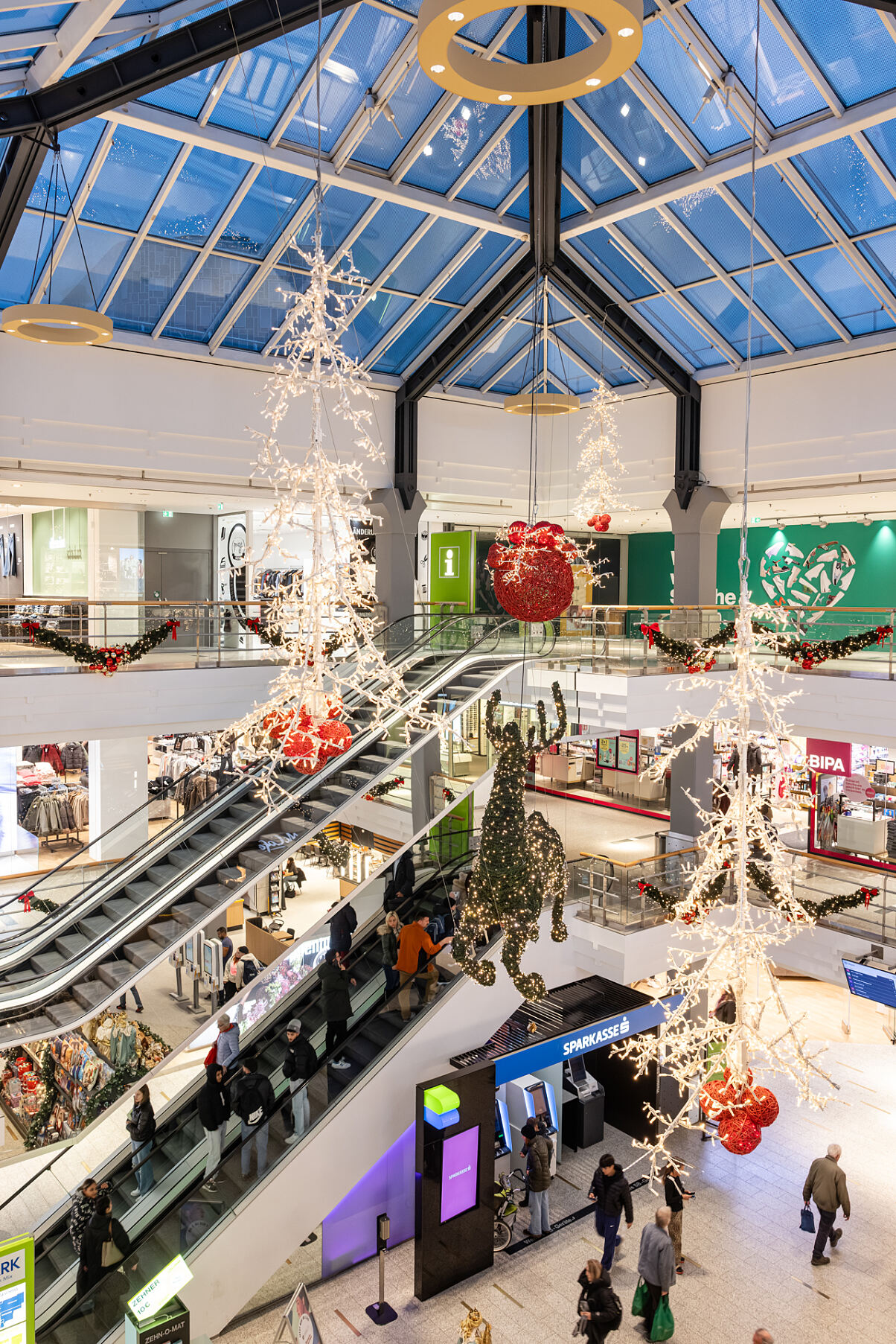 SILLPARK festlich, funkelnd, voller Vorfreude – das Foyer im Weihnachtsglanz.