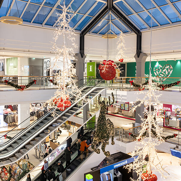SILLPARK festlich, funkelnd, voller Vorfreude – das Foyer im Weihnachtsglanz.